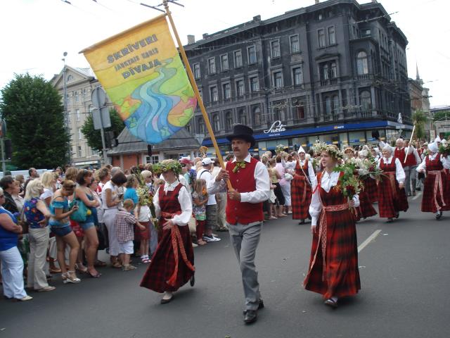 jauktais koris "Dīvaja"Dziesmussvētku gājienā Rīgā